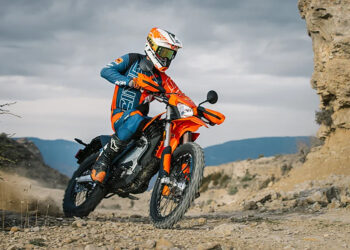 A KTM Freeride E 2026 chega aos concessionários em abril