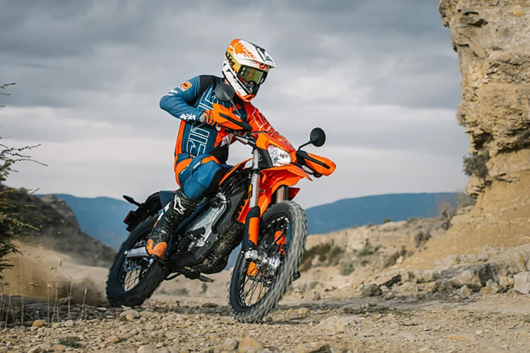 A KTM Freeride E 2026 chega aos concessionários em abril