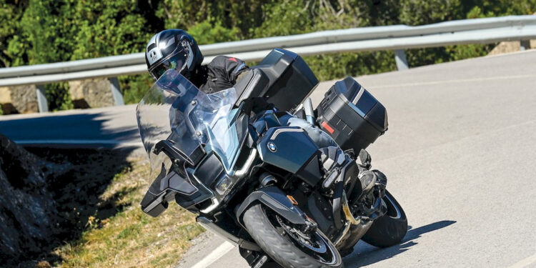 Contacto | BMW R 1300 RT | Turismo de luxo com alma de desportiva