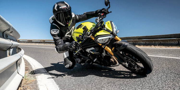 Contacto | Triumph Speed Triple 1200 RX | O jogo do sério