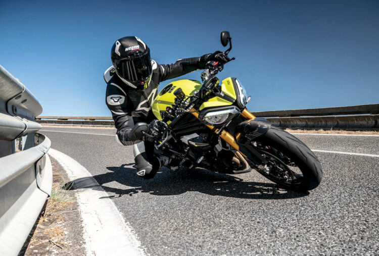 Contacto | Triumph Speed Triple 1200 RX | O jogo do sério