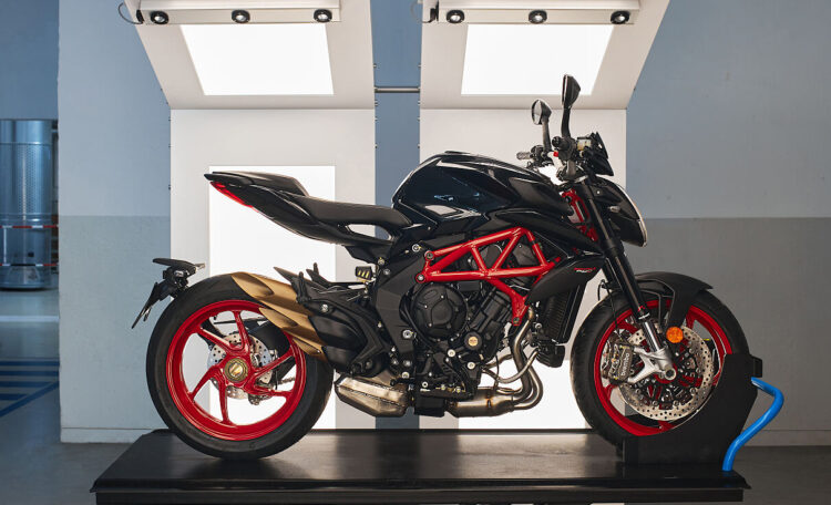 MV Agusta Brutale 800 apresenta Nero Carbonio como nova cor premium