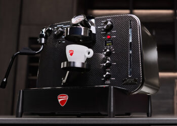 Máquina de café expresso celebra 100 anos da Ducati