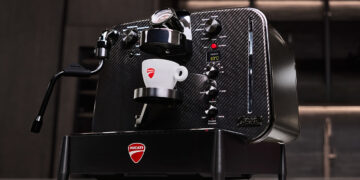 Máquina de café expresso celebra 100 anos da Ducati