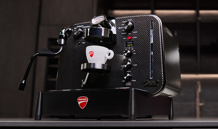 Máquina de café expresso celebra 100 anos da Ducati