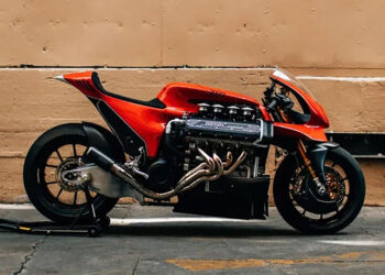 Moto com motor Ferrari de 400 cv vende por 500.000$