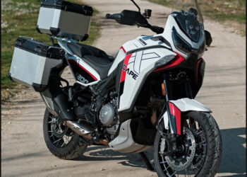 A Moto Morini X-Cape 1200 com motor V2 chega com oferta de malas