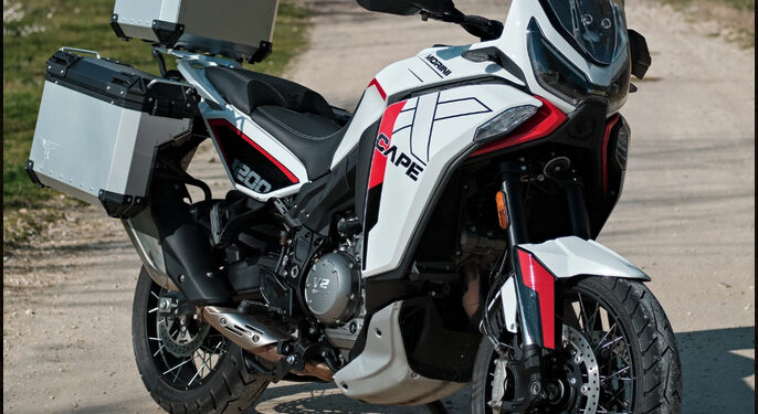 A Moto Morini X-Cape 1200 com motor V2 chega com oferta de malas