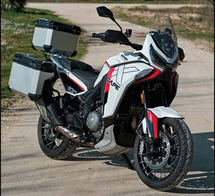 A Moto Morini X-Cape 1200 com motor V2 chega com oferta de malas
