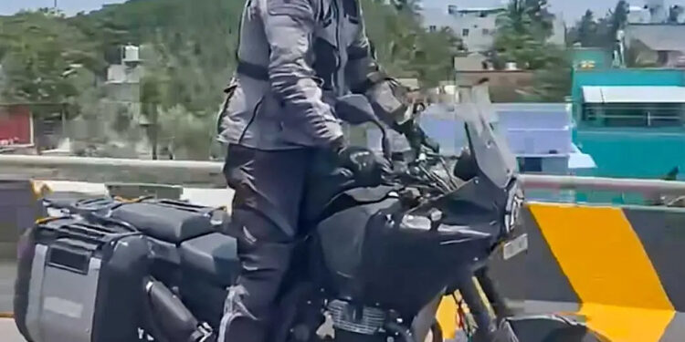 Royal Enfield Himalayan 750 apanhada em testes finais