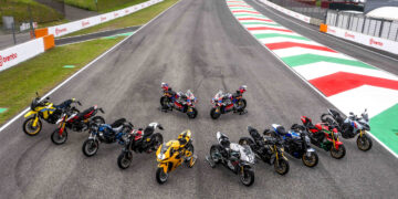 Em Mugello, a Desmosedici GP usou as cores do Centenário da Ducati