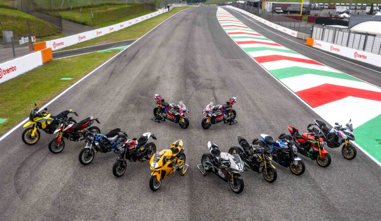 Em Mugello, a Desmosedici GP usou as cores do Centenário da Ducati