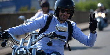 O cumprimento motard
