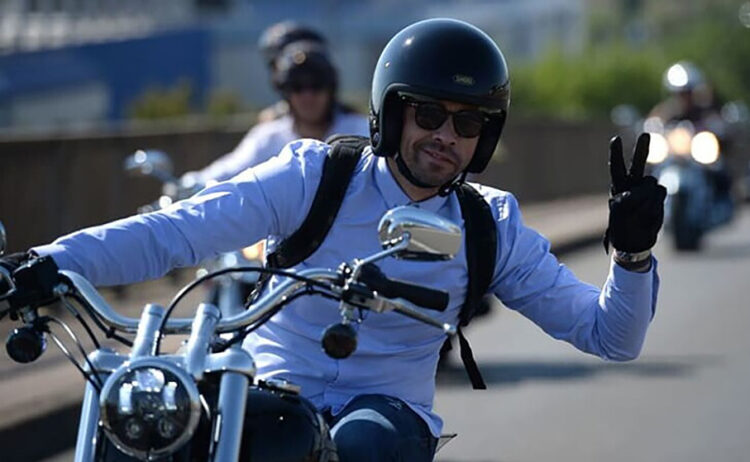 O cumprimento motard