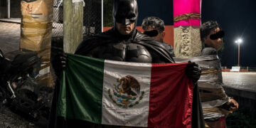 “Batman” mexicano limpa as ruas amarrando ladrões de motas a postes