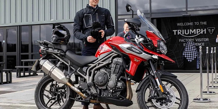 Príncipe William admite que ainda anda de moto