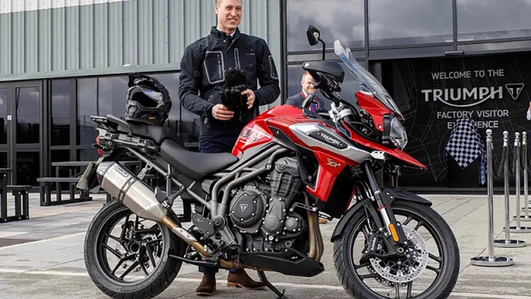 Príncipe William admite que ainda anda de moto