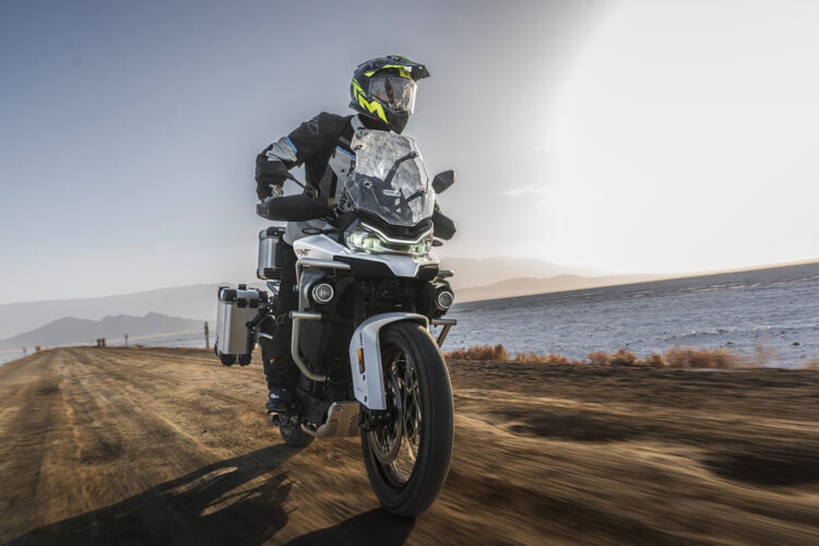 Com a CFMOTO 800MT ES chegou o futuro da aventura