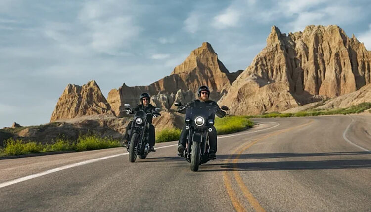 Harley-Davidson Deadwood revelada como uma bobber Softail minimalista