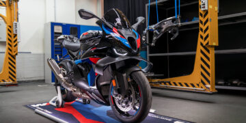 BMW M1000 RR atualizada para 2027