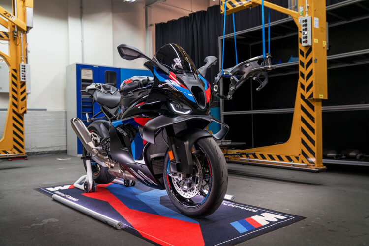 BMW M1000 RR atualizada para 2027