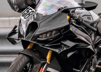 BMW S1000 RR de nova geração (2027) apanhada em testes em pista