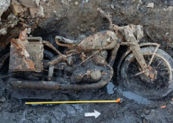 Motos e navios dos nazis em retirada aparecem na lama do Danúbio