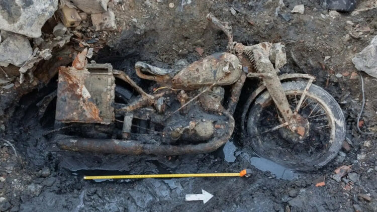 Motos e navios dos nazis em retirada aparecem na lama do Danúbio