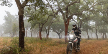 Motociclistas protegem as serras no Portugal de Lés-a-Lés Off-Road