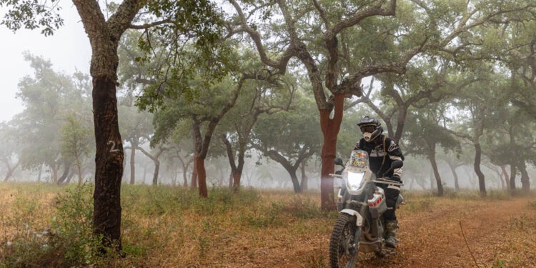 Motociclistas protegem as serras no Portugal de Lés-a-Lés Off-Road