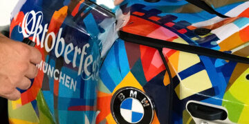 BMW R1300 GS Adventure com visual colorido inspirado na Oktoberfest