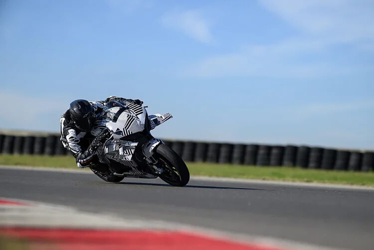 CFMoto V4 SR-RR continua em testes