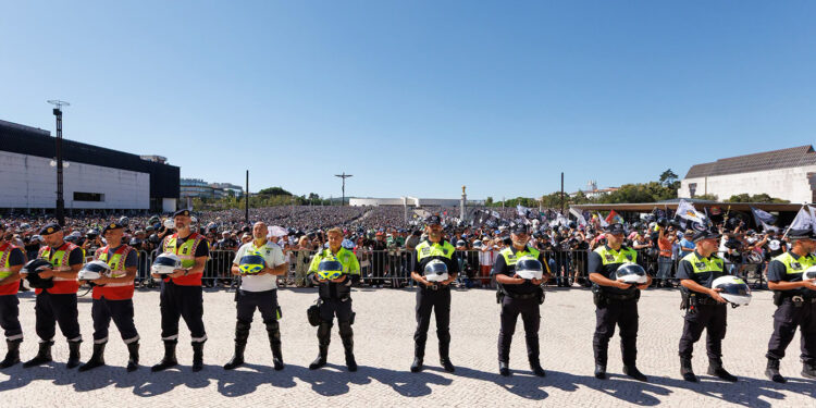 Benção dos capacetes atrai milhares a Fátima