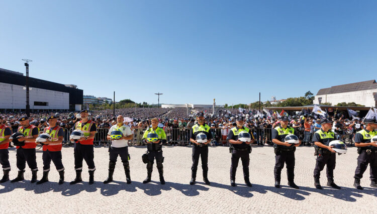 Benção dos capacetes atrai milhares a Fátima