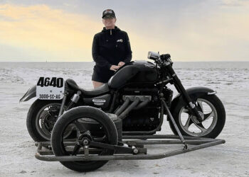 Liane Langlois estabelece recorde de velocidade de 235,58 km/h com sidecar Triumph Rocket III