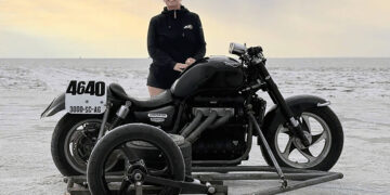 Liane Langlois estabelece recorde de velocidade de 235,58 km/h com sidecar Triumph Rocket III