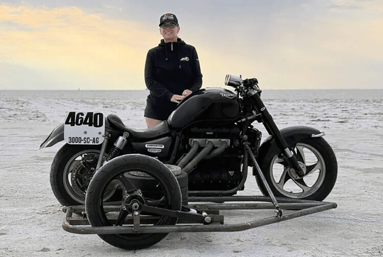 Liane Langlois estabelece recorde de velocidade de 235,58 km/h com sidecar Triumph Rocket III
