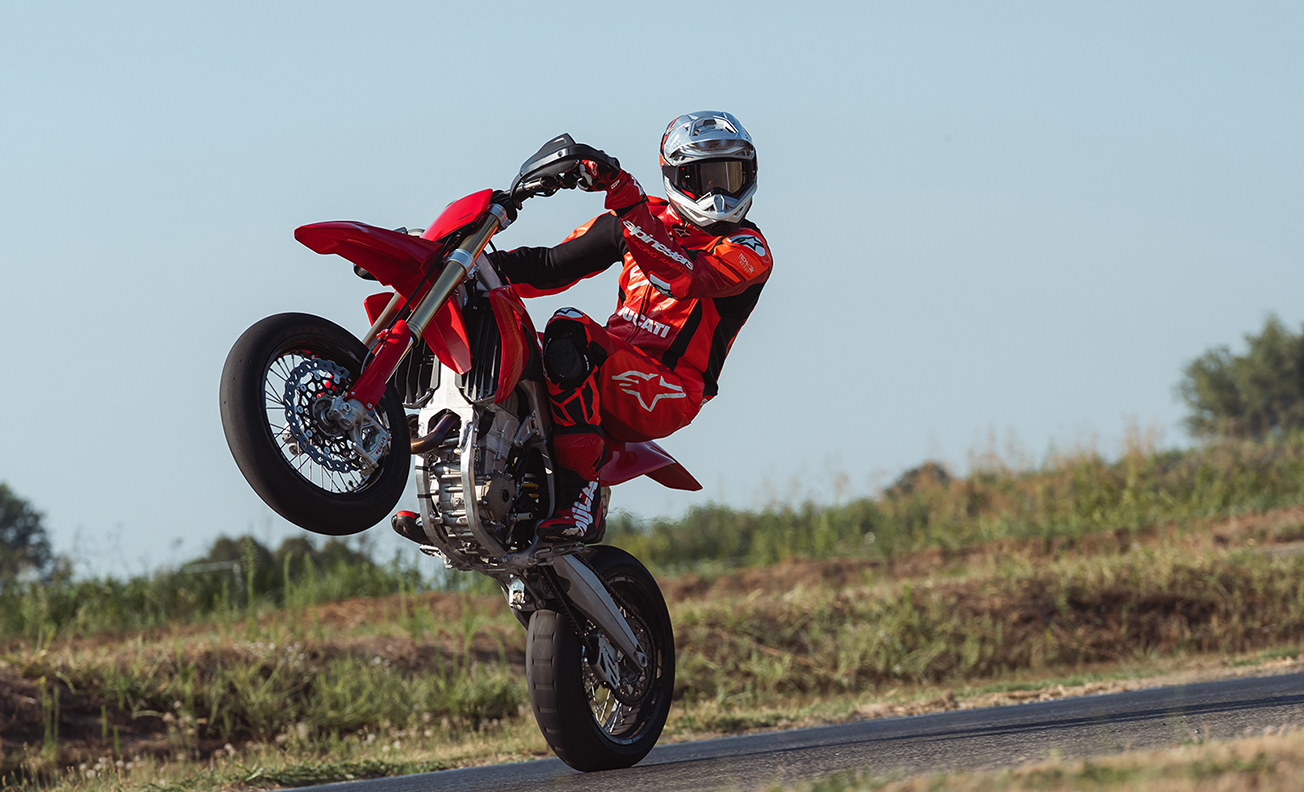 Desmo 450SM: A primeira Supermoto da Ducati thumbnail