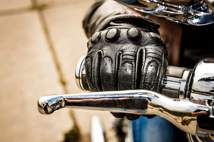 Espanha torna obrigatório o uso de luvas para motociclistas