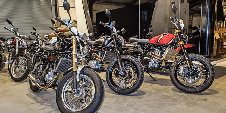 Stock de motos CCM Spitfire novas em folha vendido em leilão