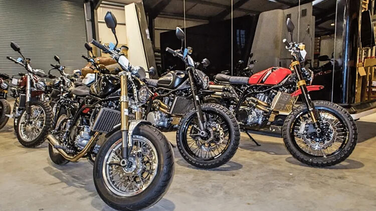 Stock de motos CCM Spitfire novas em folha vendido em leilão