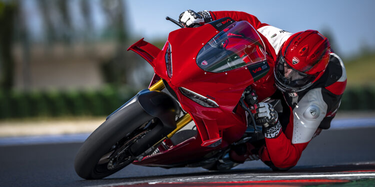 Linha KLE500 2027 da Kawasaki ganha a versão Smartride
