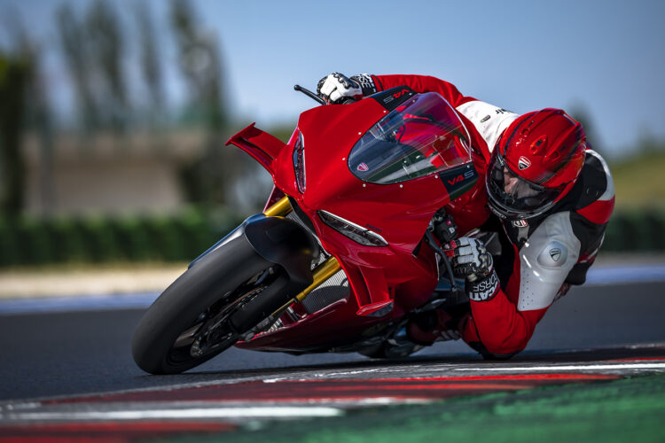 Linha KLE500 2027 da Kawasaki ganha a versão Smartride