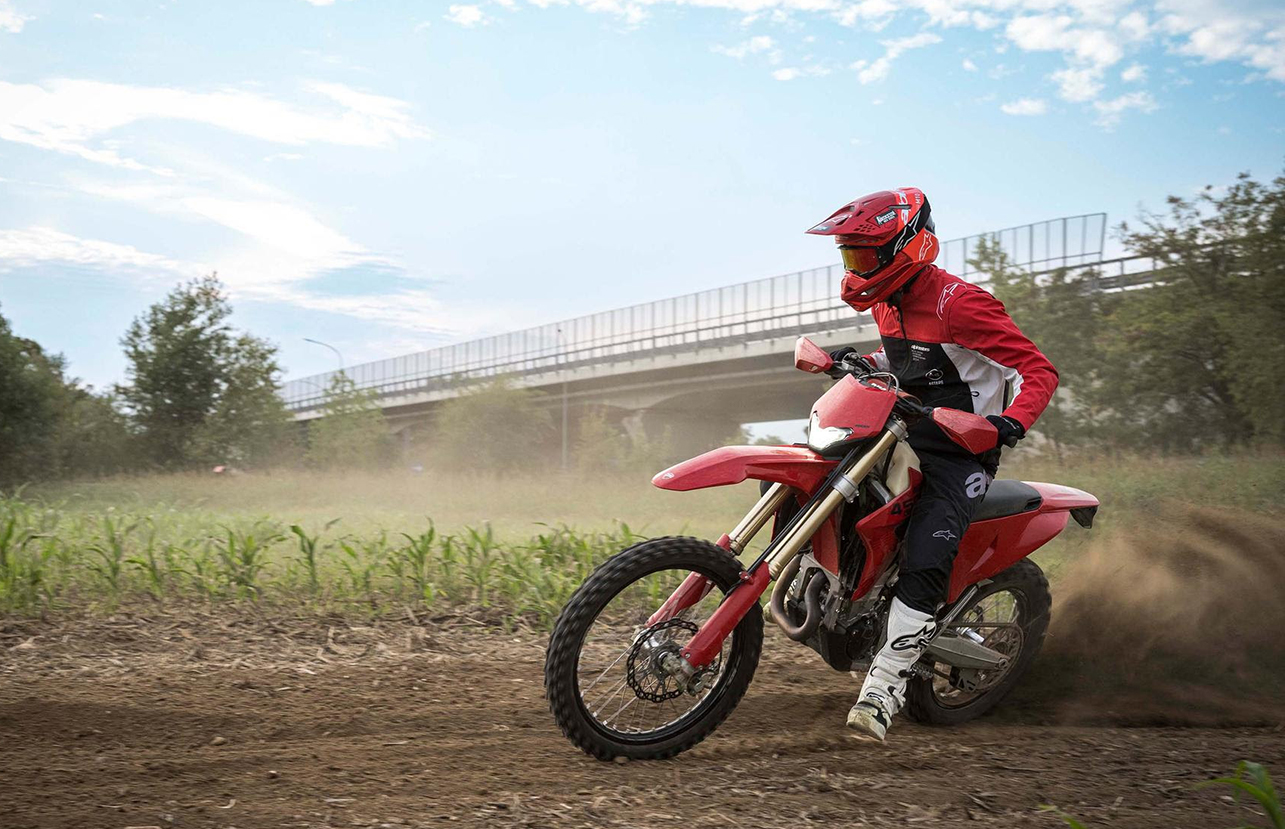Uma Ducati, dois pilotos, 24 horas: Mais um recorde mundial do Guinness para Sabba e Boni thumbnail