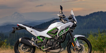 Linha KLE500 2027 da Kawasaki ganha a versão Smartride