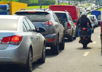 Motociclos no trânsito: em congestionamentos, carros devem ceder a passagem