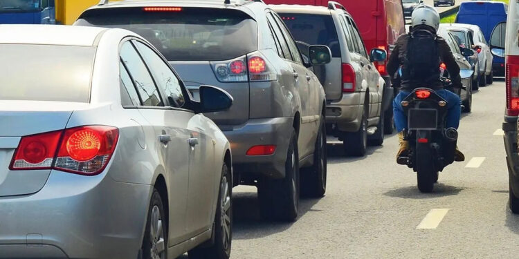 Motociclos no trânsito: em congestionamentos, carros devem ceder a passagem