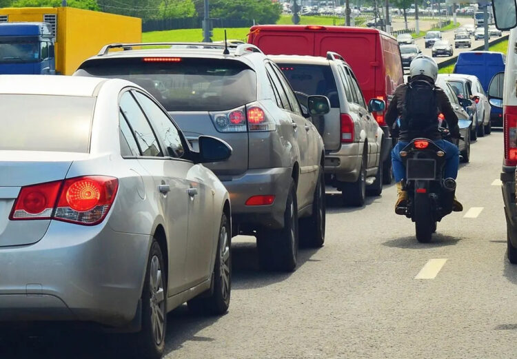 Motociclos no trânsito: em congestionamentos, carros devem ceder a passagem